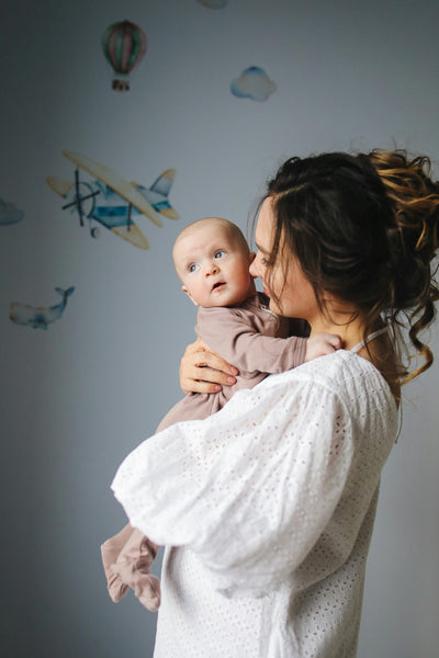🌸 "בין עייפות לשמחה, את יוצרת זכרונות שילוו אותו כל חייו."